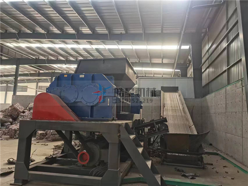 廢鋁型材撕碎機<a href='http://haomabao.com.cn/1/19.html' target='_blank'><span>雙軸撕碎機</span></a>設備生產(chǎn)現(xiàn)場實拍